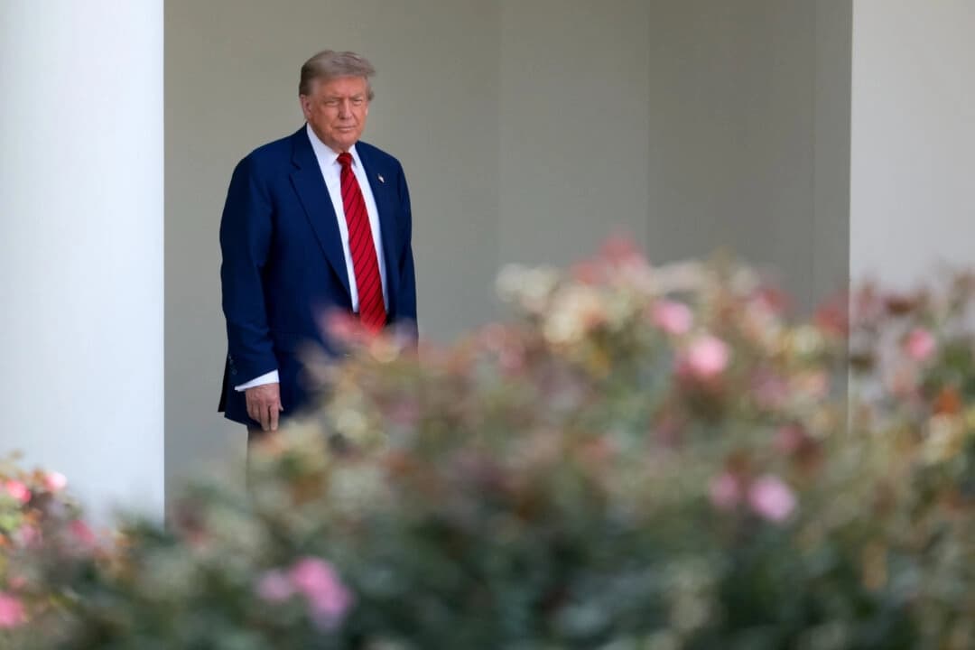 El presidente Donald Trump sale del Despacho Oval y observa las obras de construcción del Jardín de las Rosas antes de subir al Marine One en el jardín sur de la Casa Blanca, en Washington, el 20 de junio de 2025. (Kayla Bartkowski/Getty Images)
