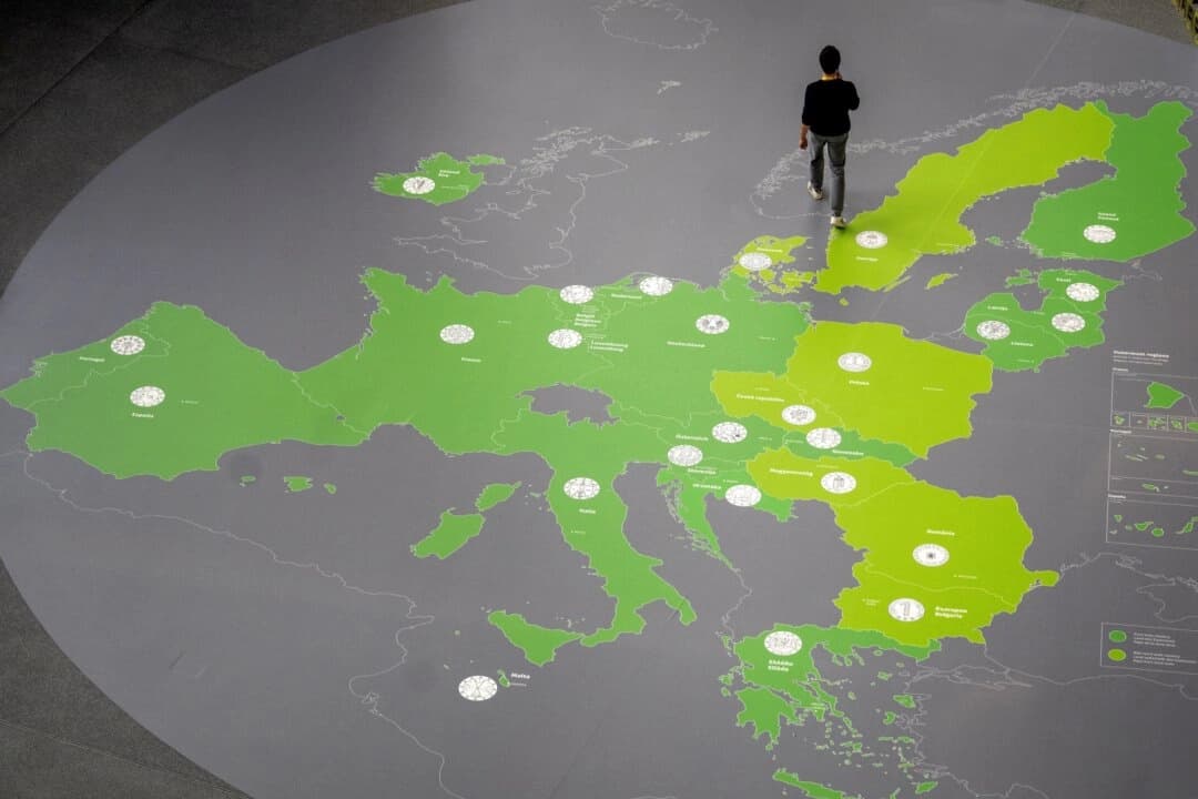 Un hombre camina sobre un mapa que muestra los países de la zona euro en el vestíbulo del Banco Central Europeo en Fráncfort, Alemania, el 6 de junio de 2024. (Foto AP/Michael Probst)