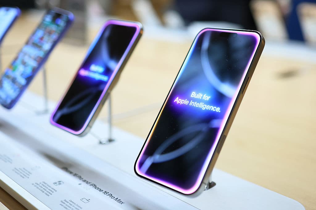 Se ven iPhone 16 de Apple en una tienda Apple el 4 de abril de 2025 en Nueva York, Nueva York. (Michael M. Santiago/Getty Images)

