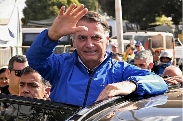 El expresidente brasileño Jair Bolsonaro saluda a sus seguidores durante un encuentro con motociclistas en la Capital Moto Week, celebrada en Brasilia el 29 de julio de 2025. (EVARISTO SA/AFP a través de Getty Images)