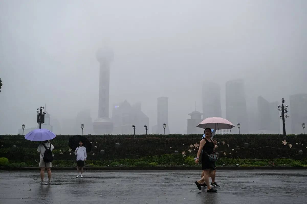 El paseo del Bund a lo largo del río Huangpu durante la tormenta tropical Co-May en Shanghái el 30 de julio de 2025. (Héctor Retamal/AFP a través de Getty Images)