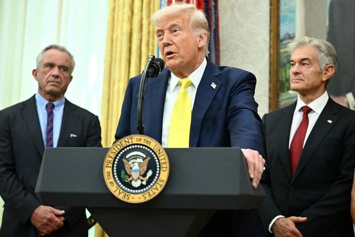 El presidente Donald Trump habla tras la juramentación del Dr. Mehmet Oz (der.) como administrador de los Centros de Servicios de Medicare y Medicaid, ante la mirada del secretario de Salud y Servicios Humanos, Robert F. Kennedy Jr. (izq.), en la Oficina Oval de la Casa Blanca, el 18 de abril de 2025. (Mandel Ngan/AFP vía Getty Images)