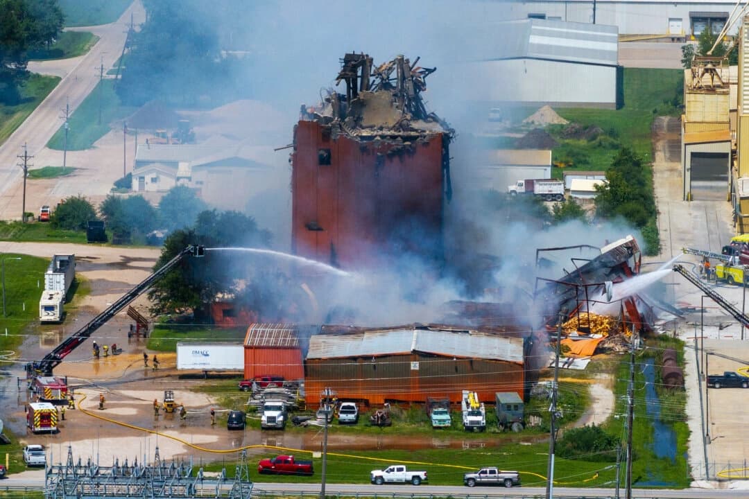 Los bomberos luchan contra un incendio tras una explosión en una zona industrial de Fremont, Nebraska, el 29 de julio de 2025. (Chris Machian/Omaha World-Herald vía AP)