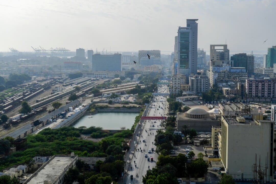 Vista aérea del distrito comercial de la ciudad portuaria pakistaní de Karachi el 27 de enero de 2023. (Asif Hassan/AFP a través de Getty Images)
