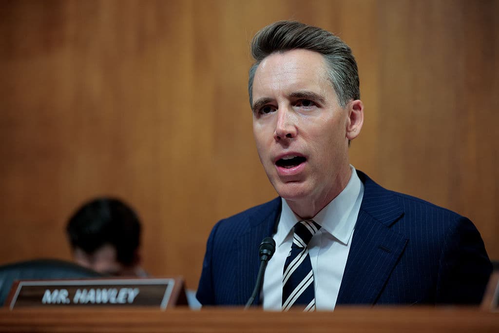 El presidente del Subcomité de Crimen y Contraterrorismo del Comité Judicial del Senado, Josh Hawley (R-MO), preside una audiencia sobre los modelos generativos de inteligencia artificial que se entrenan con obras protegidas por derechos de autor en el edificio Dirksen del Senado, en Capitol Hill, el 16 de julio de 2025, en Washington, DC. (Chip Somodevilla/Getty Images)
