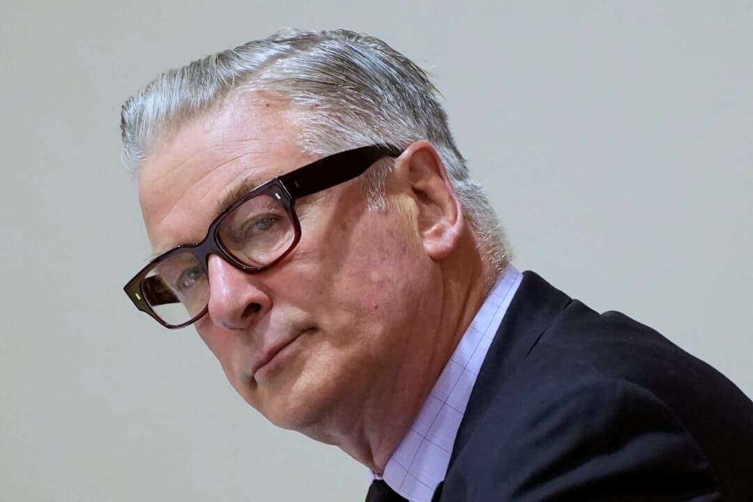 El actor Alec Baldwin asiste a su juicio por homicidio involuntario por el fallecimiento en 2021 de la directora de fotografía Halyna Hutchins durante el rodaje de la película western “Rust”, el 12 de julio de 2024, en la Corte del Distrito del Condado de Santa Fe, en Santa Fe, Nuevo México. (Ramsay de Give/Pool Photo vía AP)
