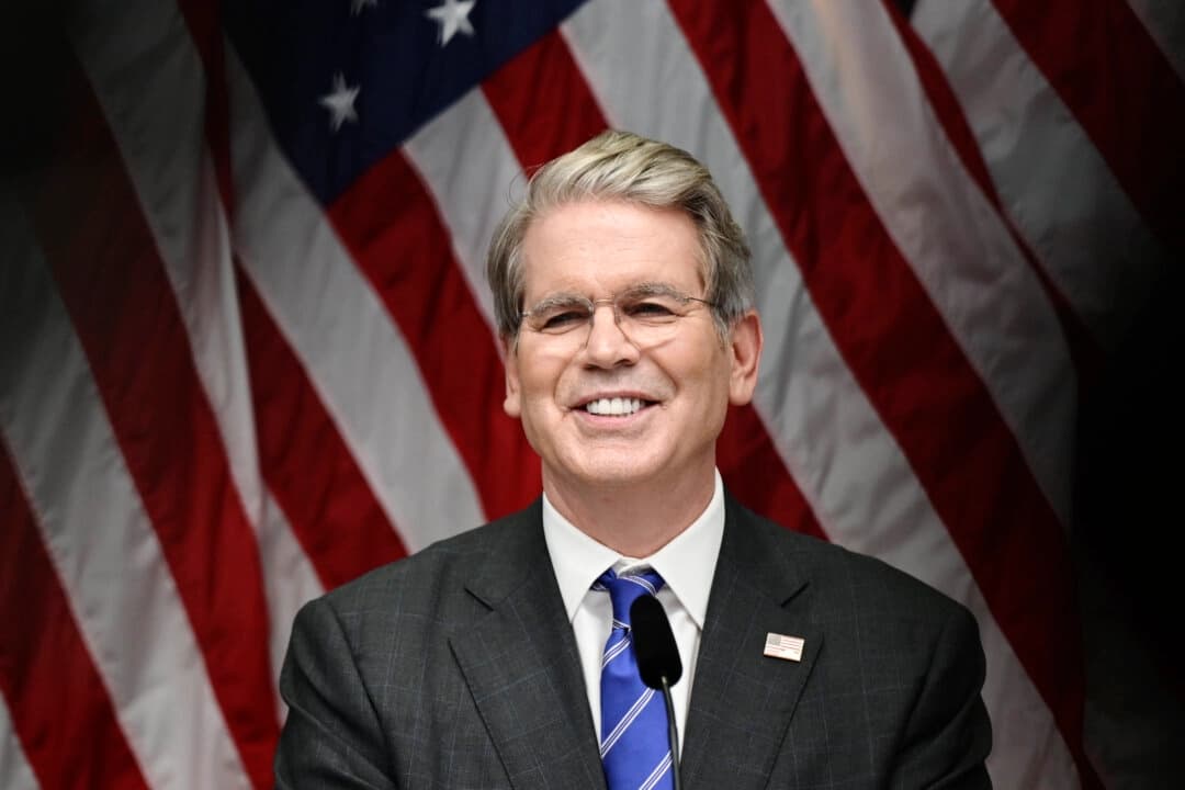 El secretario del Tesoro de EE. UU., Scott Bessent, durante una rueda de prensa tras las negociaciones comerciales entre EE. UU. y China en Estocolmo, Suecia, el 29 de julio de 2025. (Magnus Lejhall/TT News Agency vía AP)