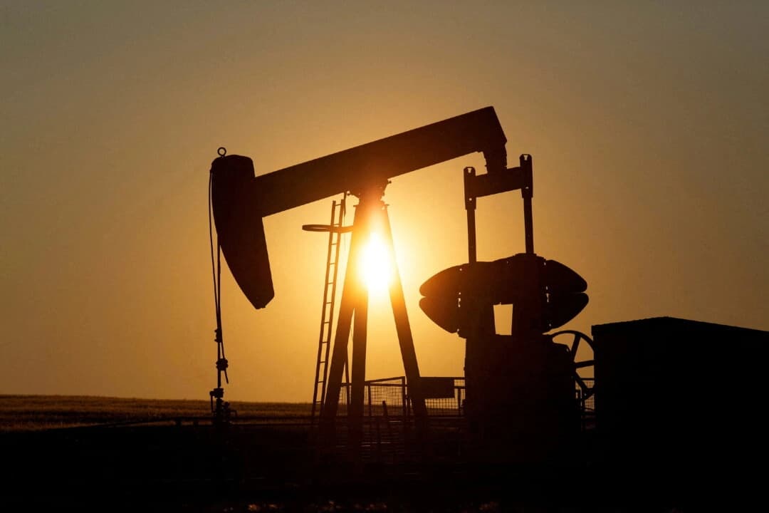 Una bomba de petróleo extrae petróleo en un yacimiento cerca de Calgary, Alberta (Canadá), el 21 de julio de 2014. (Reuters/Todd Korol/Foto de archivo)