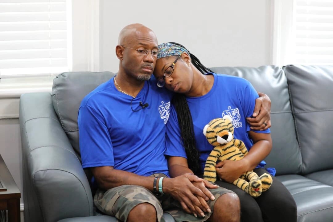 Clarence y Ebony Carr se abrazan mientras hablan de la muerte de su hijo a causa de una ameba devoradora de cerebros que contrajo en un popular lago de Carolina del Sur, el 29 de julio de 2025, en Columbia, Carolina del Sur. (Jeffrey Collins/AP Photo).