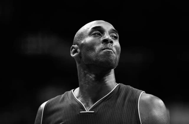 Tenis que Kobe Bryant usó en su primer partido en la NBA fueron vendidos: ¡En tan solo USD 240,000!