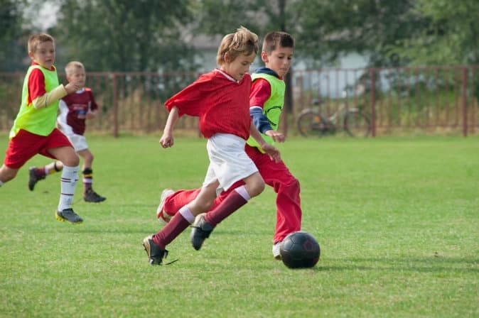 Las investigaciones sugieren que practicar deportes en la juventud ayuda a aumentar la densidad ósea y a preservar la salud ósea en la vejez. (Shutterstock)
