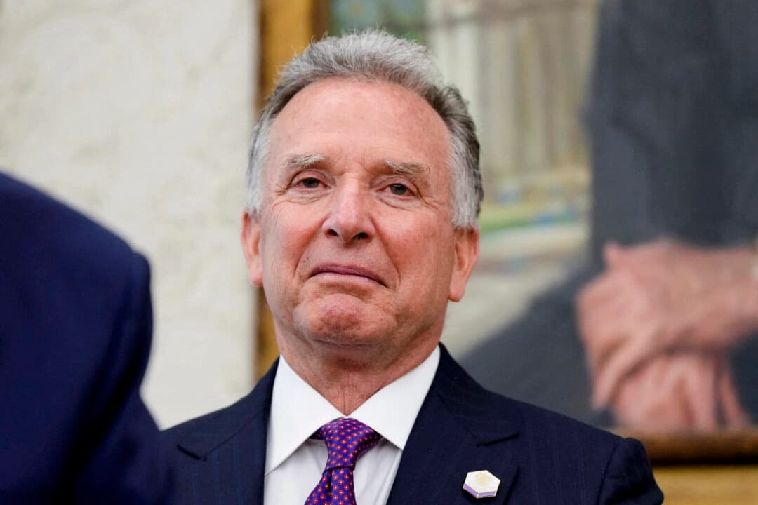 El enviado especial de Estados Unidos, Steve Witkoff, observa durante su ceremonia de juramento en el Despacho Oval de la Casa Blanca en Washington el 6 de mayo de 2025. (Kent Nishimura/Reuters)
