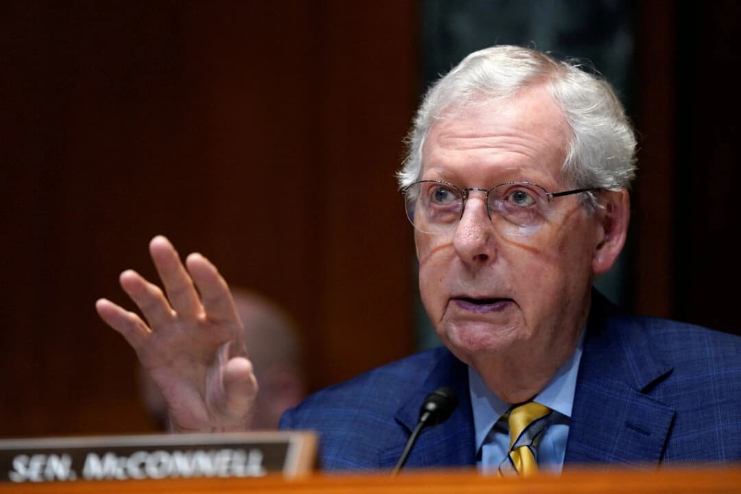El senador Mitch McConnell (R-Ky.) asiste a una audiencia del Comité de Asignaciones del Senado sobre la solicitud presupuestaria del presidente Donald Trump para el Departamento de Defensa, en el Capitolio, en Washington, el 11 de junio de 2025. (Elizabeth Frantz/Reuters)