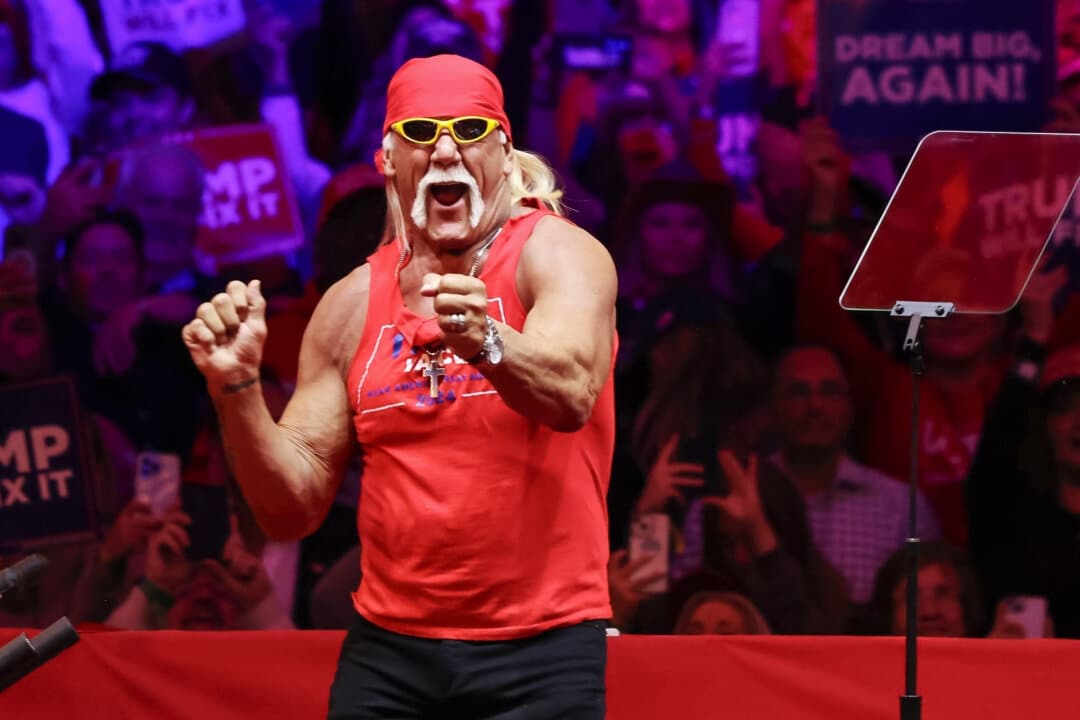El exluchador de la WWE Hulk Hogan asiste a un mitin de campaña del expresidente Donald Trump en el Madison Square Garden de Nueva York el 27 de octubre de 2024. (Michael M. Santiago/Getty Images)