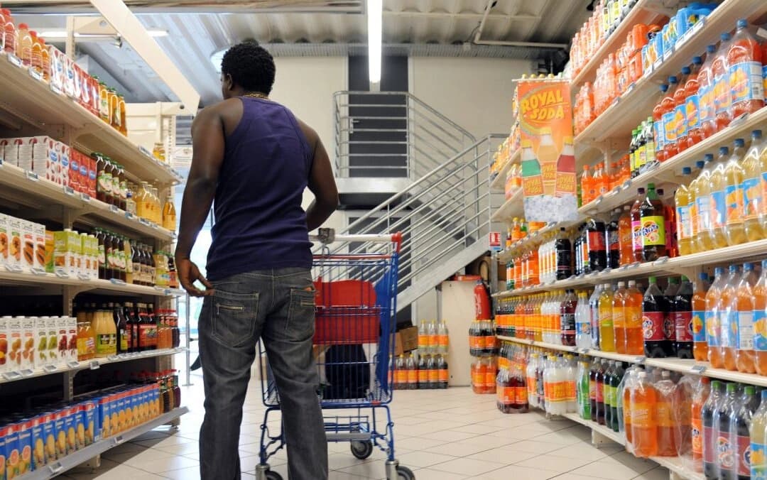 Un comprador se detiene en la sección de bebidas de un supermercado en una foto de archivo. (Jean-Michele Andre/AFP vía Getty Images)