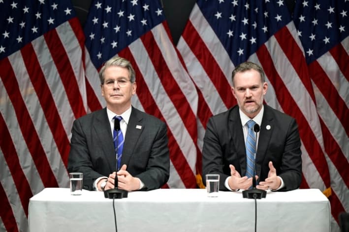El secretario del Tesoro de Estados Unidos, Scott Bessent (izq.), y el representante comercial, Jamieson Greer, hablan con la prensa tras las negociaciones comerciales entre Estados Unidos y China, en Estocolmo, Suecia, el 29 de julio de 2025. (Magnus Lejhall/TT News Agency/AFP vía Getty Images)