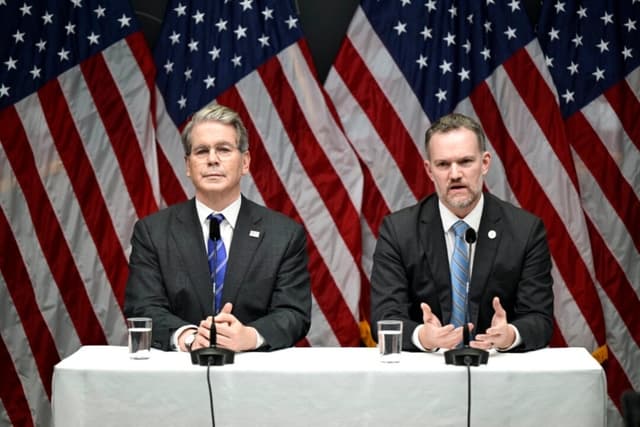 El secretario del Tesoro de Estados Unidos, Scott Bessent (izq.), y el representante comercial, Jamieson Greer, hablan con la prensa tras las negociaciones comerciales entre Estados Unidos y China, en Estocolmo, Suecia, el 29 de julio de 2025. (Magnus Lejhall/TT News Agency/AFP vía Getty Images)