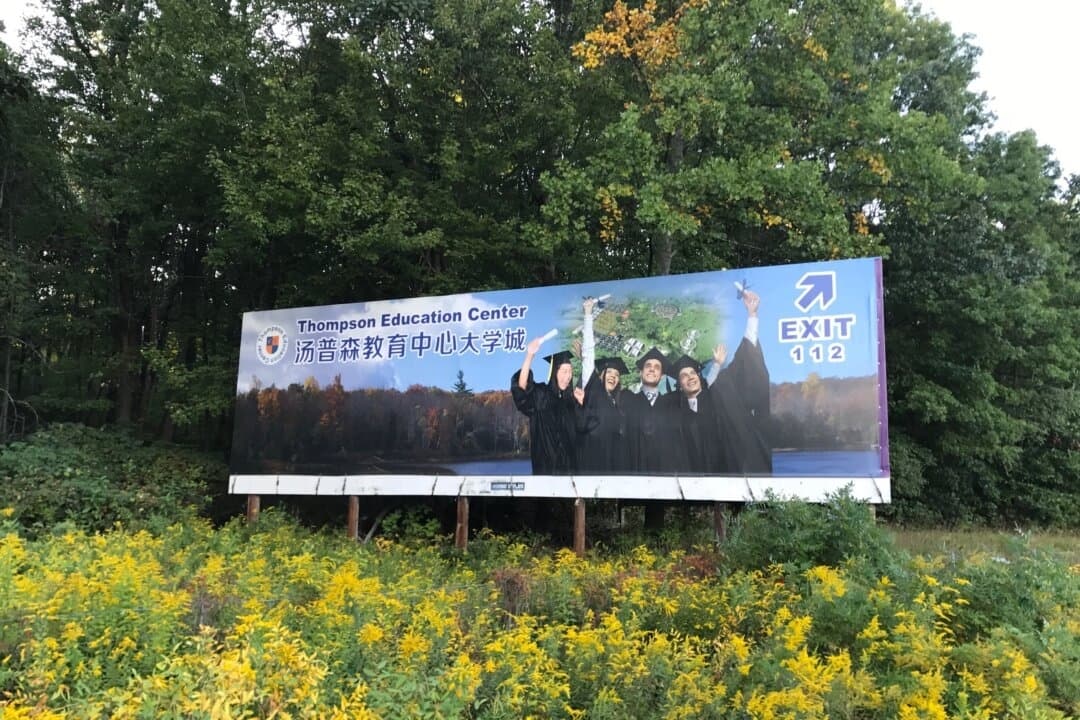 Un cartel en la carretera 17 en Bloomingburg, Nueva York, el 16 de septiembre de 2017. (Holly Kellum/The Epoch Times)

