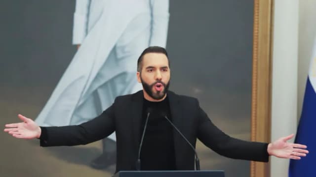 El presidente de El Salvador, Nayib Bukele, ofrece una rueda de prensa en San Salvador, El Salvador, el 14 de enero de 2025. (AP/Salvador Meléndez).