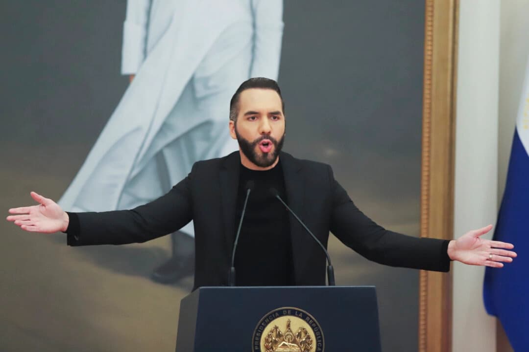 El presidente de El Salvador, Nayib Bukele, ofrece una rueda de prensa en San Salvador, El Salvador, el 14 de enero de 2025. (AP/Salvador Meléndez).