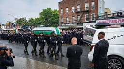 Rinden homenaje al policía de Nueva York asesinado en ataque al edificio de la sede de la NFL