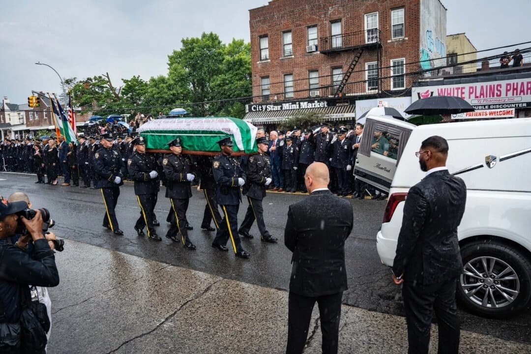 Agentes de policía llevan el féretro del agente de policía de Nueva York Didarul Islam durante su funeral en el barrio del Bronx, en la ciudad de Nueva York, el 31 de julio de 2025. (Samira Bouaou/The Epoch Times)

