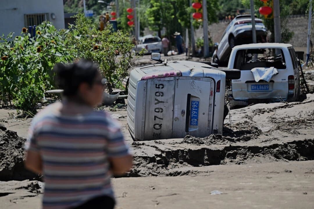 Se ven automóviles dañados por las inundaciones tras las fuertes lluvias en el distrito de Huairou, en las afueras de Beijing, el 30 de julio de 2025. (Pedro Pardo/AFP vía Getty Images)
