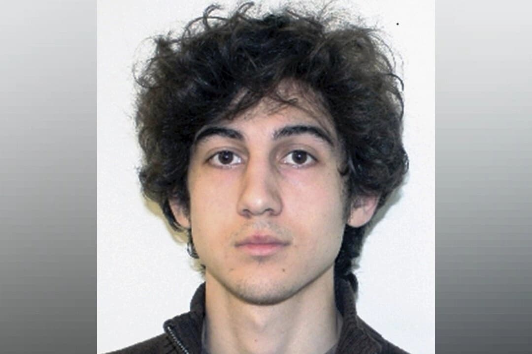 Dzhokhar Tsarnaev, condenado a muerte por cometer el atentado con bombas en la maratón de Boston el 15 de abril de 2013, en una fotografía publicada por el FBI el 19 de abril de 2013. (FBI vía AP).