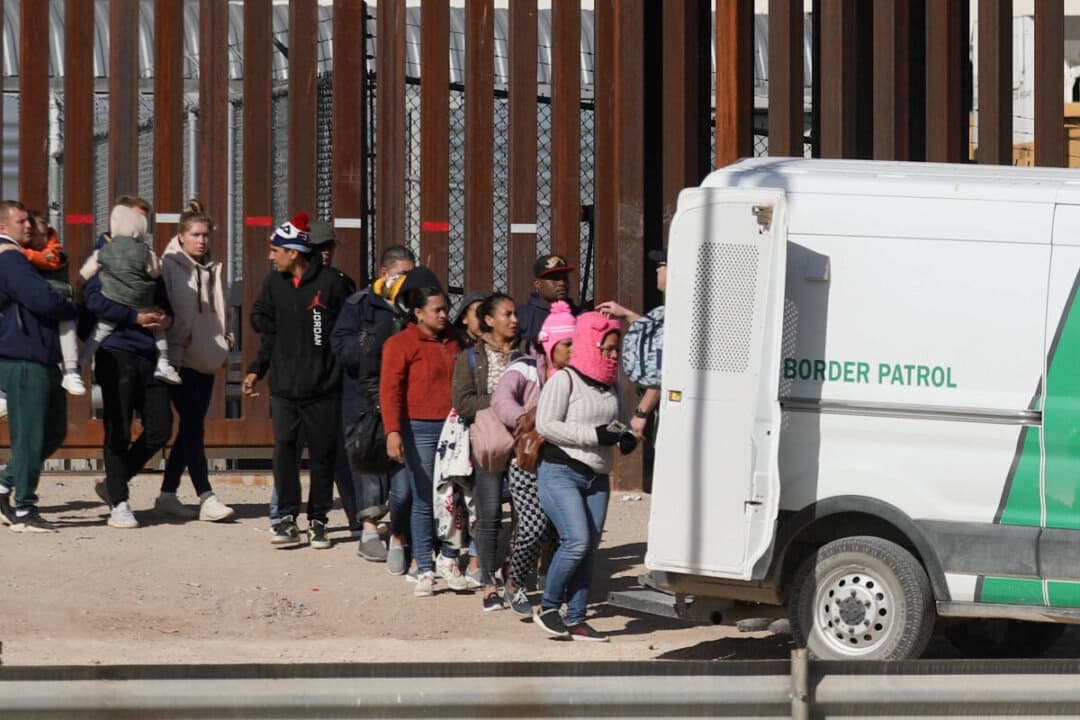 Venezolanos y nicaragüenses son trasladados por agentes de la Patrulla Fronteriza tras cruzar el Río Grande desde Ciudad Juárez, estado de Chihuahua, México, a El Paso, Texas, el 27 de diciembre de 2022. (Herika Martinez/AFP vía Getty Images)
