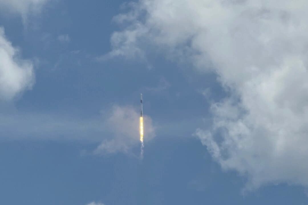 Un cohete Falcon 9 de SpaceX con la misión Crew-11 de la NASA vuela entre las nubes en el Centro Espacial Kennedy, Florida, el 1 de agosto de 2025. (T.J. Muscaro/The Epoch Times).