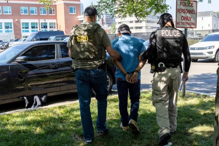 Agentes del Servicio de Inmigración y Control de Aduanas (ICE) detienen a un inmigrante después de una audiencia judicial en la Corte Suprema de Connecticut, en Stamford, Connecticut, el 3 de julio de 2025. (John Moore/Getty Images)