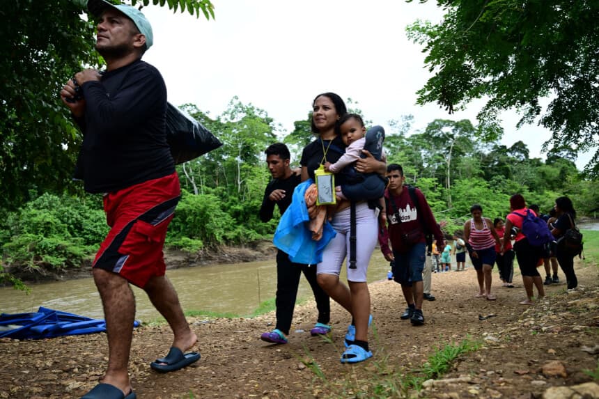 Migrantes caminan a su llegada al Centro de Acogida Temporal para Migrantes en Lajas Blancas, en la provincia selvática de Darién, a 250 km al este de la ciudad de Panamá, Panamá, el 26 de septiembre de 2024.  (MARTIN BERNETTI/AFP a través de Getty Images)