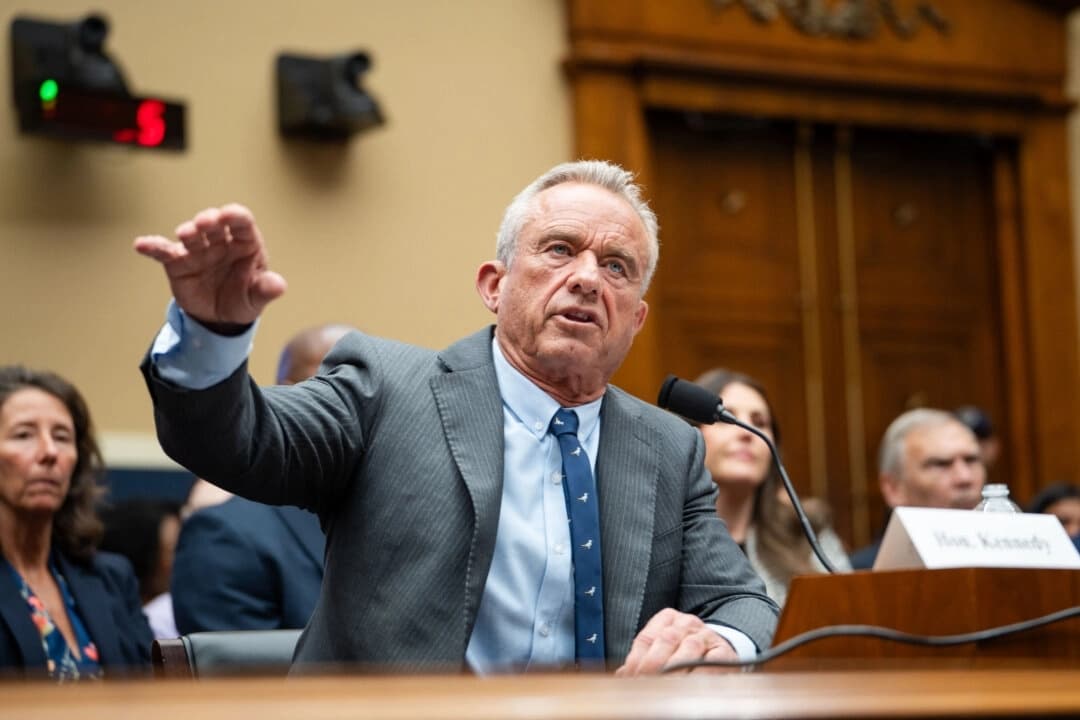 El secretario de Salud, Robert F. Kennedy Jr., testifica en el Capitolio, en Washington, el 24 de junio de 2025. (Madalina Kilroy/The Epoch Times)
