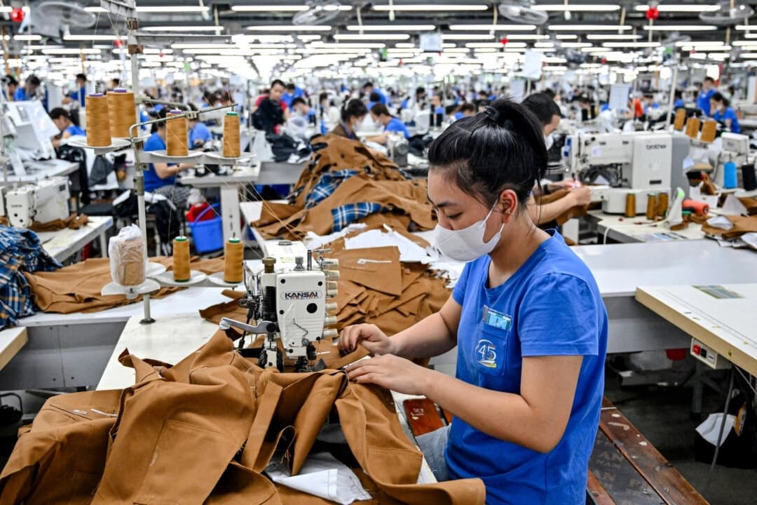 Un trabajador cose prendas en una fábrica textil de la provincia de Thai Nguyen, Vietnam, el 2 de julio de 2025. (Nhac Nguyen/AFP a través de Getty Images)
