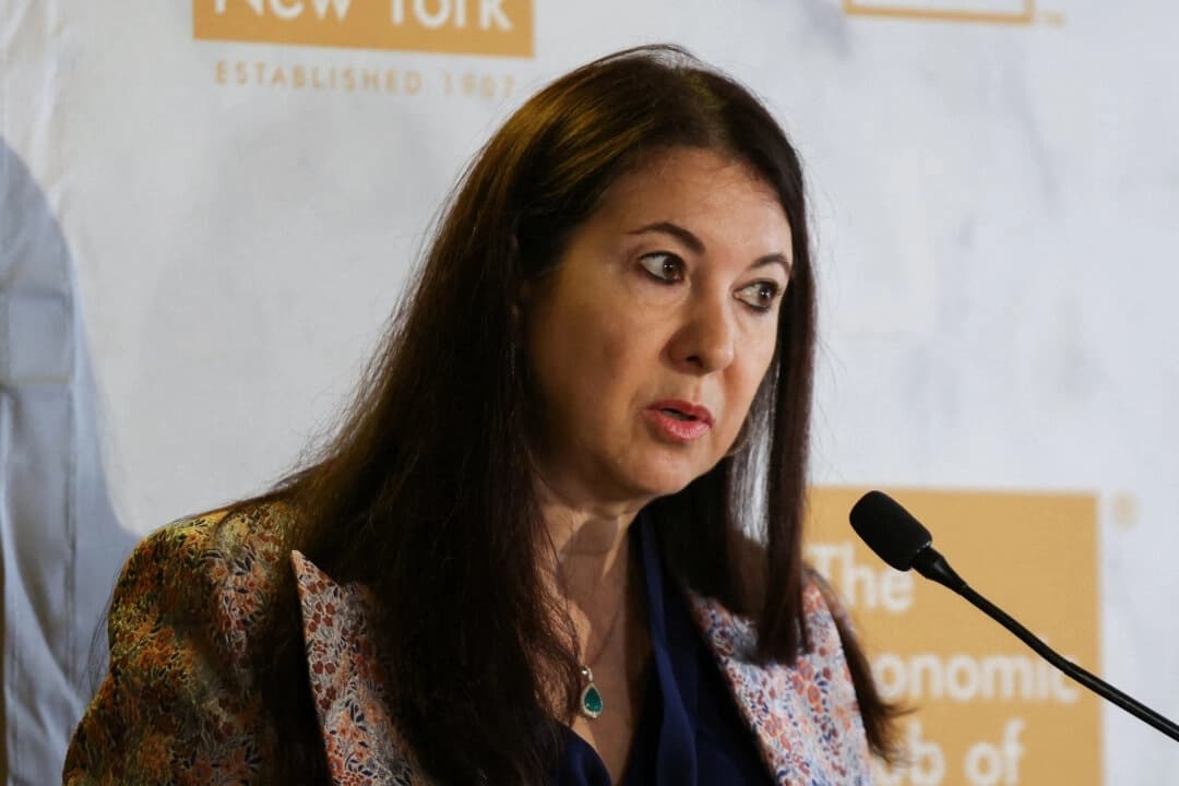 Adriana Kugler, miembro de la Junta de Gobernadores de la Reserva Federal, habla ante el Club Económico de Nueva York en la ciudad de Nueva York, el 5 de junio de 2025. (REUTERS/Kylie Cooper/Foto de archivo)
