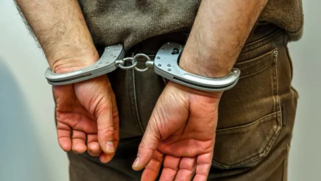 Un hombre esposado en una foto de archivo. (IPhilippe Huguen/AFP/Getty Images)
