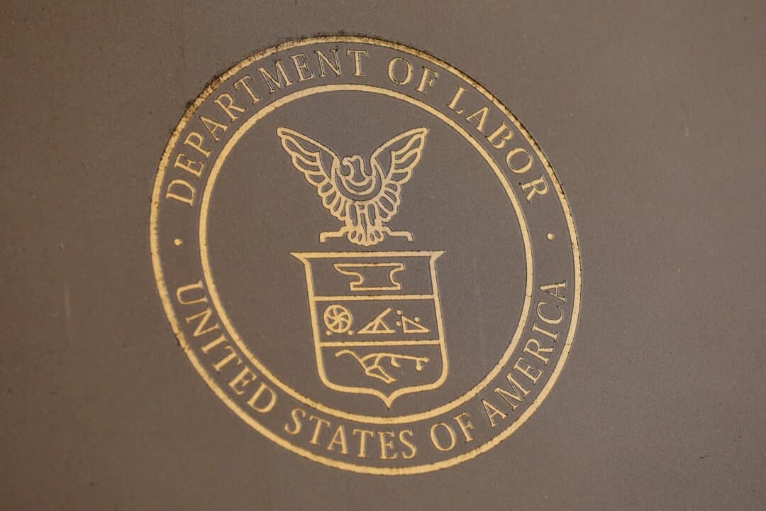 Cartel en la sede del Departamento de Trabajo de Estados Unidos en Washington el 29 de agosto de 2020. (Andrew Kelly/Foto de archivo/Reuters)