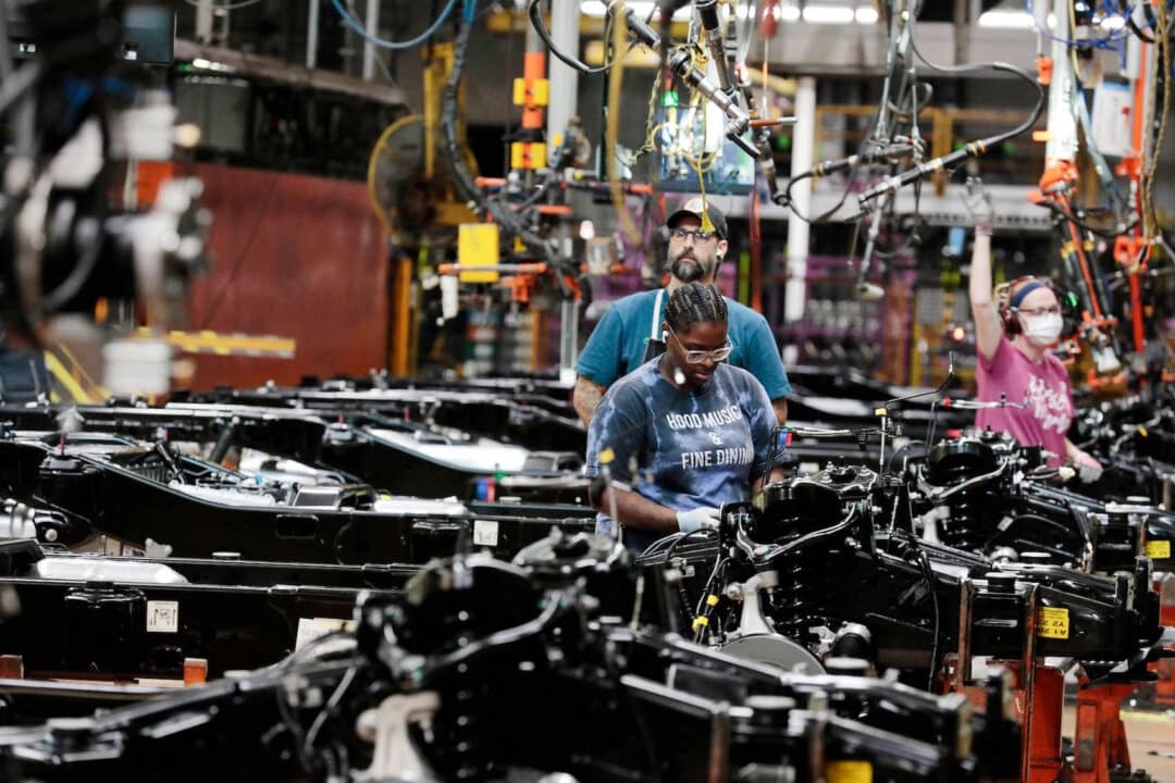 Trabajadores instalan motores en el chasis de camionetas F-150 de Ford Motor Co. en su planta de producción de Dearborn, Míchigan, el 20 de septiembre de 2022. (Jeff Kowalsky/AFP a través de Getty Images)