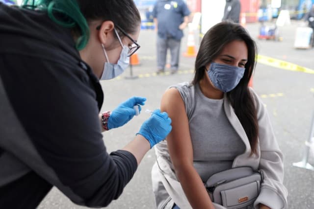 Una mujer recibe una vacuna contra COVID-19 en Los Ángeles, California, el 25 de marzo de 2021. (Lucy Nicholson/Reuters)

