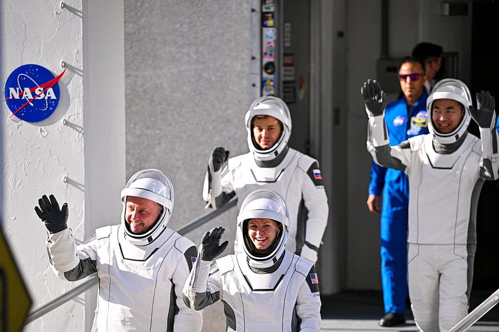 El cosmonauta de Roscosmos Oleg Platonov, la astronauta de Jaxa Kimiya Yui, y los astronautas de la NASA Mike Fincke y Zena Cardman abandonan el Edificio de Operaciones y Control Neil A. Armstrong del Centro Espacial Kennedy para dirigirse al Complejo de Lanzamiento Espacial 39A en Cabo Cañaveral, Florida, el 31 de julio de 2025. Se trata de la undécima rotación de tripulación de la NASA y la duodécima misión tripulada a la estación espacial con el apoyo de la nave espacial Dragon desde 2020, como parte del Programa de Tripulación Comercial de la agencia. (Miguel J. Rodríguez Carrillo/Getty Images)
