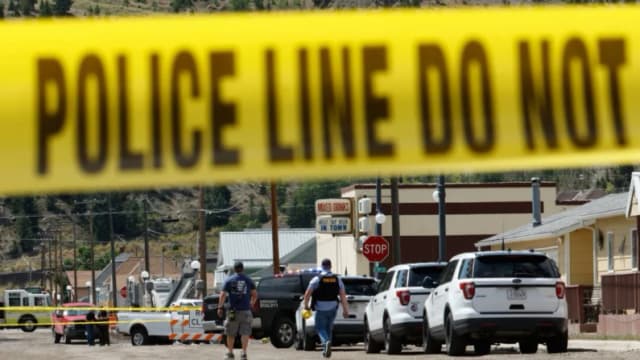 Se ve a la policía y a otros miembros del personal de emergencias después de un tiroteo reportado en Anaconda, Montana, el 1 de agosto de 2025. (Joseph Scheller/The Montana Standard vía AP)
