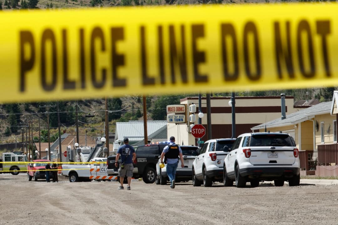 Se ve a la policía y a otros miembros del personal de emergencias después de un tiroteo reportado en Anaconda, Montana, el 1 de agosto de 2025. (Joseph Scheller/The Montana Standard vía AP)
