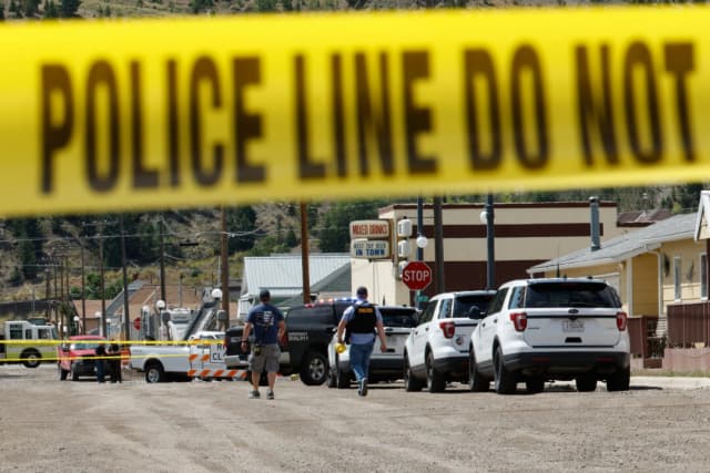 Se ve a la policía y a otros miembros del personal de emergencias después de un tiroteo reportado en Anaconda, Montana, el 1 de agosto de 2025. (Joseph Scheller/The Montana Standard vía AP)
