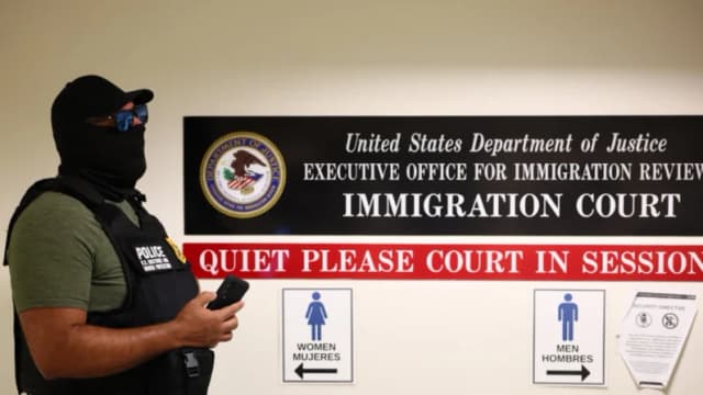 Jueza prohíbe la deportación acelerada de inmigrantes a los que concedió parole humanitario