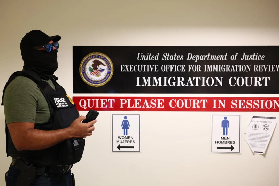 Agentes federales patrullan los pasillos de la corte de inmigración del edificio federal Jacob K. Javitz en la ciudad de Nueva York el 21 de julio de 2025. (Michael M. Santiago/Getty Images)
