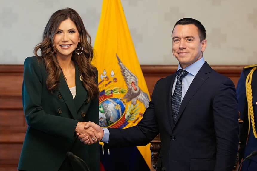 La secretaria de Seguridad Nacional de los Estados Unidos, Kristi Noem (izquierda), y el presidente de Ecuador, Daniel Noboa, se dan la mano en el Palacio Presidencial de Ecuador el 31 de julio de 2025 en Quito, Ecuador. (Alex Brandon-Pool/Getty Images)