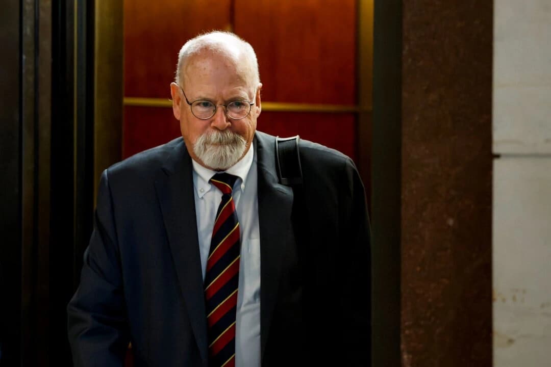 El exfiscal especial John Durham abandona una audiencia con el Comité Permanente de Inteligencia de la Cámara de Representantes en el Capitolio, en Washington, el 20 de junio de 2023. (Anna Moneymaker/Getty Images)