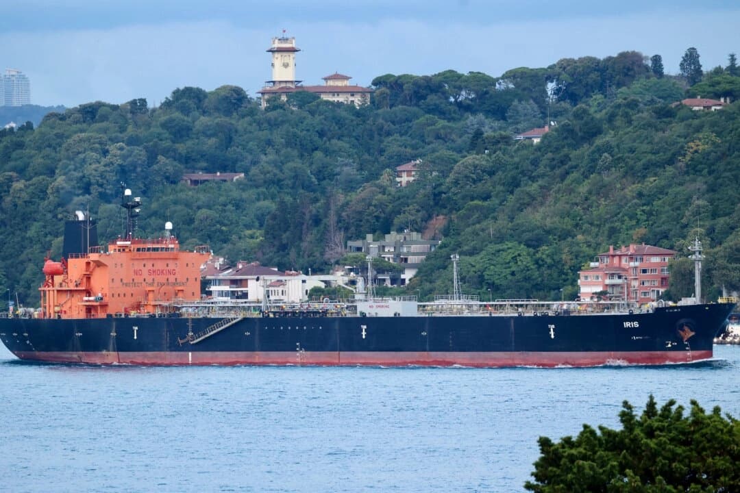 El petrolero Iris, con bandera de Palaos, de Meuse Shipping Inc., con sede en las Islas Marshall, transita por el Bósforo en Estambul el 25 de julio de 2024. (Yoruk Isik/Reuters)
