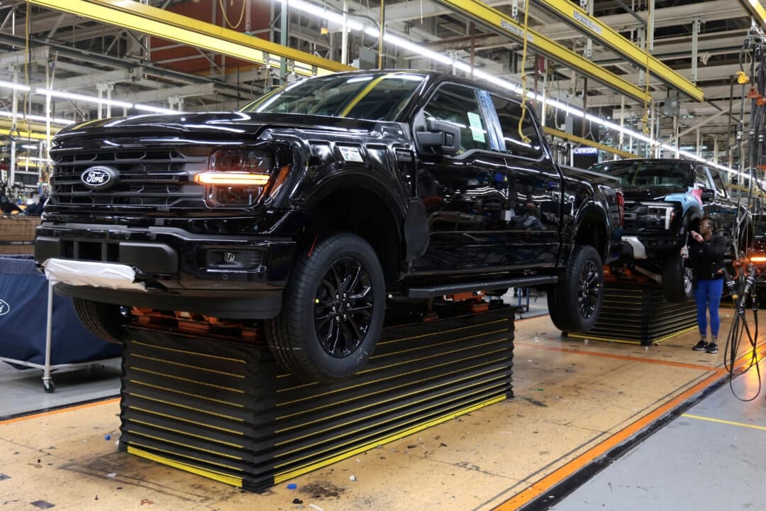 Una camioneta Ford F-150 en la cadena de montaje de la planta de Dearborn Truck, en Dearborn (Míchigan), el 11 de abril de 2024. (Rebecca Cook/Reuters)
