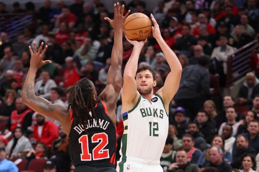 Danilo Gallinari, de los Milwaukee Bucks, lanza contra Ayo Dosunmu, de los Chicago Bulls, en el United Center de Chicago el 1 de marzo de 2024. Michael Reaves/Getty Images